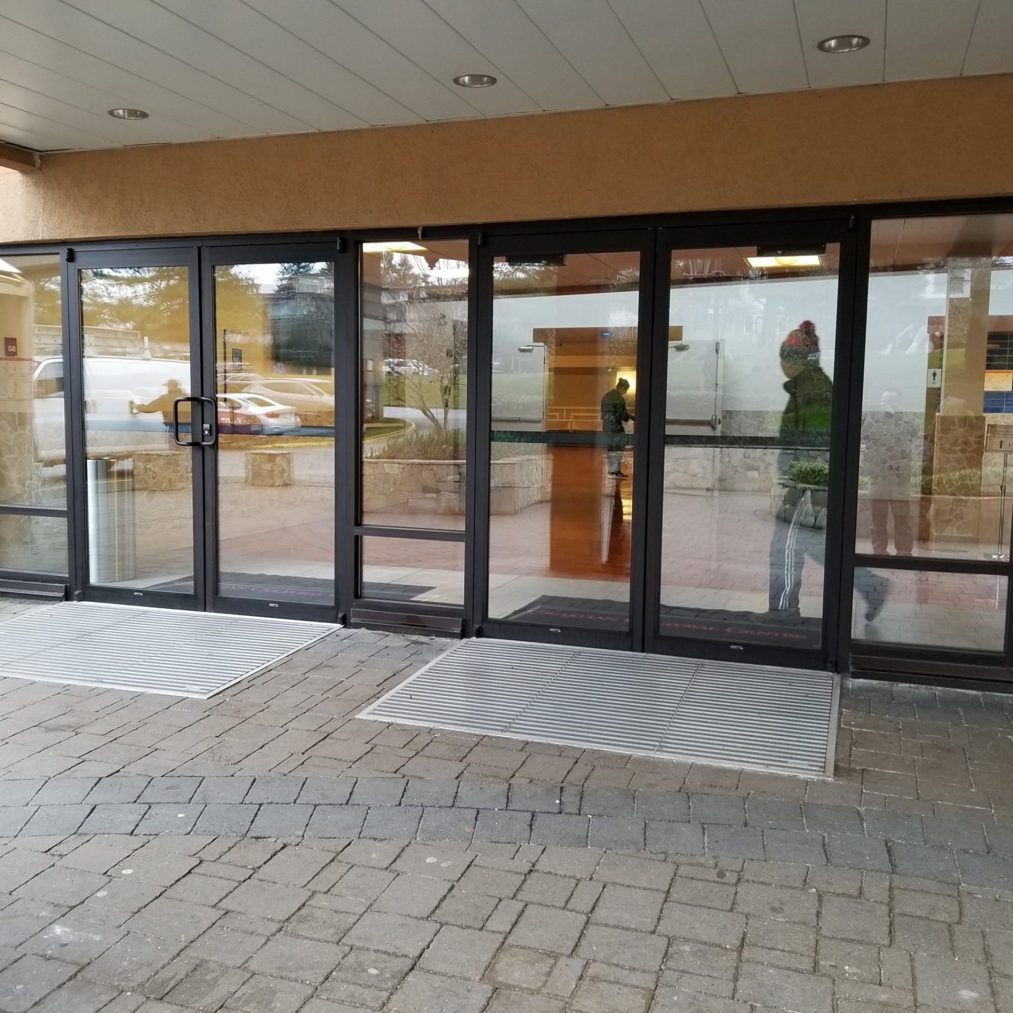 Commercial narrow stile double glazed swing door system and aluminum windows
